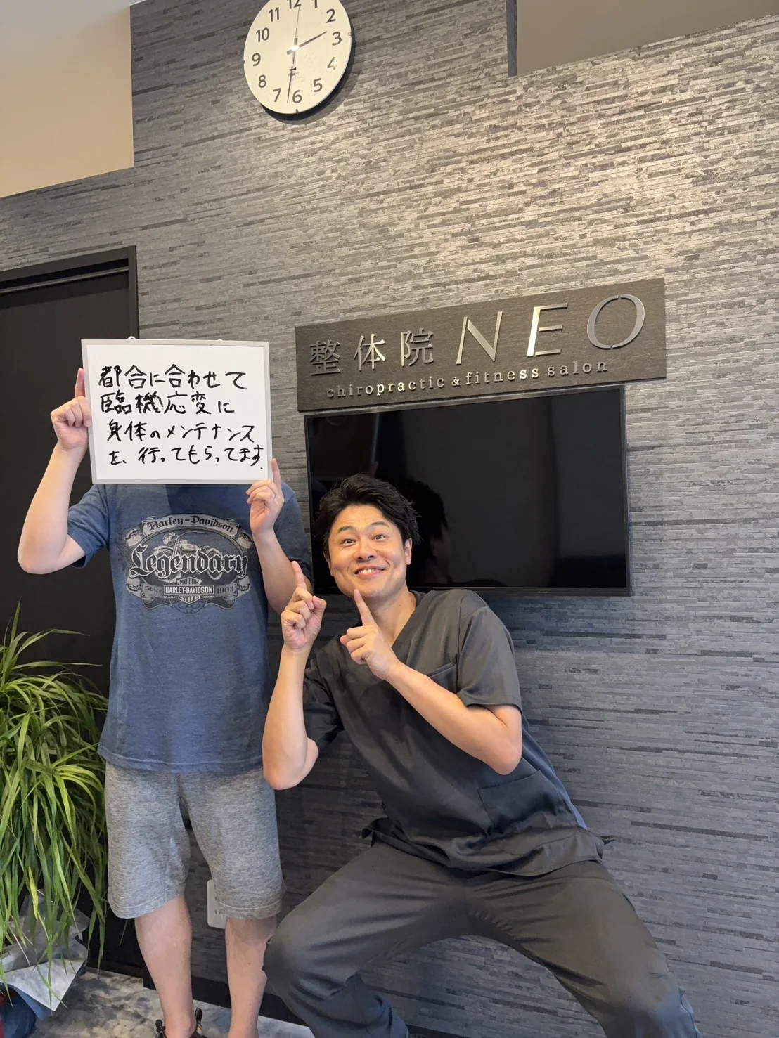 メッセージボードを持つご来院者との写真 3