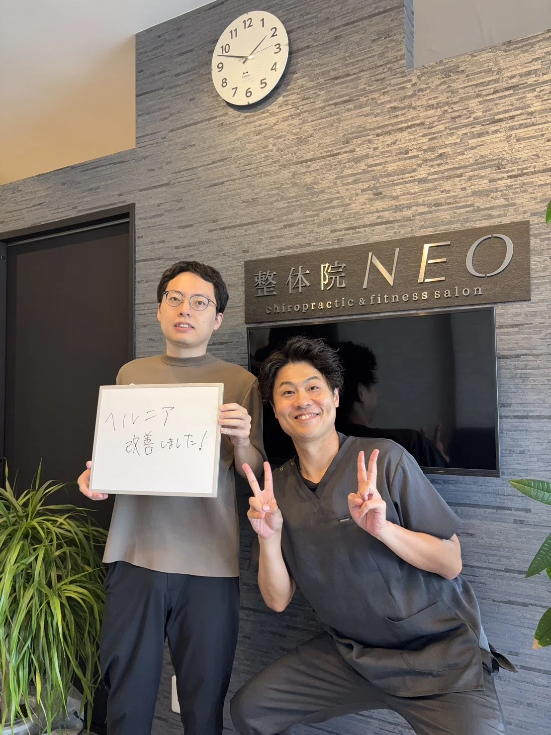 メッセージボードを持つご来院者との写真 4