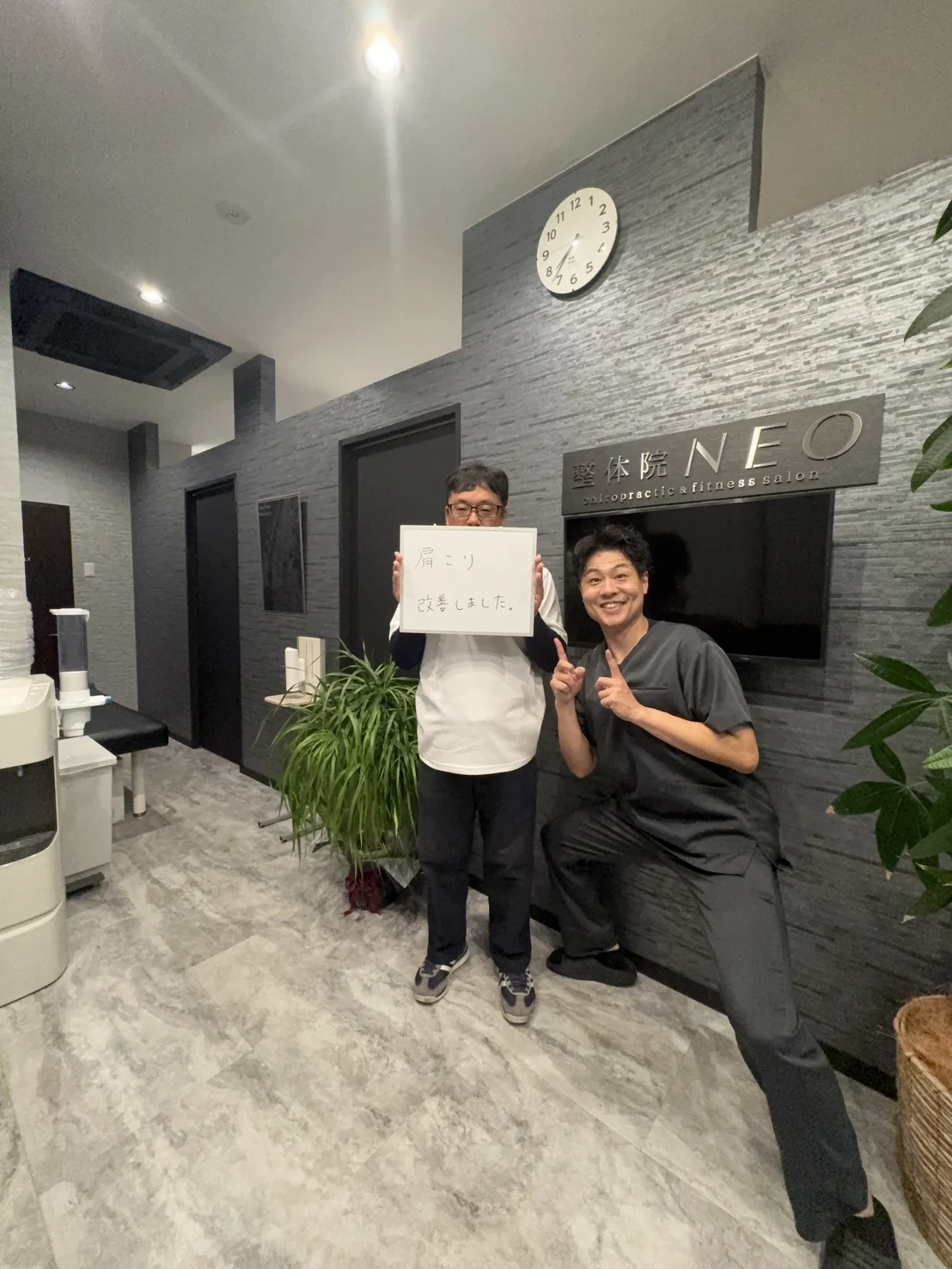 メッセージボードを持つご来院者との写真 8
